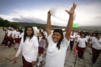 Miércoles 1 de diciembre. Estudiantes de diferentes escuelas de Tuxtla participan en las actividades del Día Mundial en Contra del VIH-SIDA esta mañana en el parque Morelos-Bicentenario.