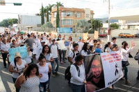 Sábado 27 de enero del 2018. Tuxtla Gutiérrez. Familiares y amigos del profesor Adán de la UNICACH marchan hacia la Plaza Central donde exigen el esclarecimiento y justicia para el biólogo asesinado en Chiapas.
