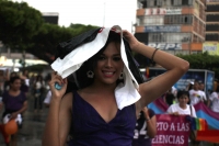 Domingo 17 de mayo del 2015. Tuxtla Gutiérrez. La comunidad lésbico, gay y transexual de Chiapas, marchan esta tarde en contra de las conductas discriminantes a los grupos homosexuales.