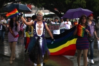 Domingo 17 de mayo del 2015. Tuxtla Gutiérrez. La comunidad lésbico, gay y transexual de Chiapas, marchan esta tarde en contra de las conductas discriminantes a los grupos homosexuales.
