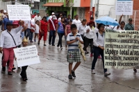 Domingo 5 de mayo del 2016. Tuxtla Gutiérrez. Los padres de familia que apoyan al movimiento magisterial marchan este día por diferentes puntos de la capital de Chiapas.