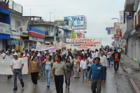 Martes 12 de junio del 2012. Tuxtla Gutiérrez, Chiapas. Trabajadores de la salud protestan esta tarde en la Avenida Central de la ciudad para exigir que les sean otorgadas condiciones laborales de acuerdo a los compromisos de la administración estatal.