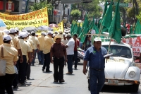 Domingo 1 de mayo del 2016. Tuxtla Gutiérrez. El infiltrado dentro de las movilizaciones gremiales de este domingo es entregado a los elementos policiacos dentro de las vallas de seguridad del edificio de la administración estatal