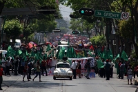 Domingo 1 de mayo del 2016. Tuxtla Gutiérrez. El infiltrado dentro de las movilizaciones gremiales de este domingo es entregado a los elementos policiacos dentro de las vallas de seguridad del edificio de la administración estatal