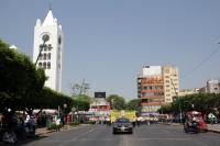 Domingo 1 de mayo del 2016. Tuxtla Gutiérrez. El infiltrado dentro de las movilizaciones gremiales de este domingo es entregado a los elementos policiacos dentro de las vallas de seguridad del edificio de la administración estatal