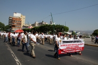 Domingo 1 de mayo del 2016. Tuxtla Gutiérrez. El infiltrado dentro de las movilizaciones gremiales de este domingo es entregado a los elementos policiacos dentro de las vallas de seguridad del edificio de la administración estatal