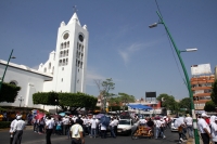 Domingo 1 de mayo del 2016. Tuxtla Gutiérrez. El infiltrado dentro de las movilizaciones gremiales de este domingo es entregado a los elementos policiacos dentro de las vallas de seguridad del edificio de la administración estatal Domingo 1 de mayo del 2016. Tuxtla Gutiérrez. El infiltrado dentro de las movilizaciones gremiales de este domingo es entregado a los elementos policiacos dentro de las vallas de seguridad del edificio de la administración estatal