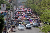 Lunes 1ero de junio del 2015. Tuxtla Gutiérrez. El movimiento magisterial marcha esta mañana sobre la avenida principal de la capital de Chiapas donde se instalaran en plantón indefinido para continuar con las jornadas en contra de la Reforma Educativa.