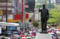 Lunes 1ero de junio del 2015. Tuxtla Gutiérrez. El movimiento magisterial marcha esta mañana sobre la avenida principal de la capital de Chiapas donde se instalaran en plantón indefinido para continuar con las jornadas en contra de la Reforma Educativa.
