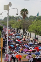 Lunes 1ero de junio del 2015. Tuxtla Gutiérrez. El movimiento magisterial marcha esta mañana sobre la avenida principal de la capital de Chiapas donde se instalaran en plantón indefinido para continuar con las jornadas en contra de la Reforma Educativa.