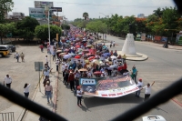 Lunes 1ero de junio del 2015. Tuxtla Gutiérrez. El movimiento magisterial marcha esta mañana sobre la avenida principal de la capital de Chiapas donde se instalaran en plantón indefinido para continuar con las jornadas en contra de la Reforma Educativa.