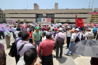 Lunes 8 de julio del 2013. Tuxtla Gutiérrez. Maestros del Bloque Democrático marchan por la avenida central de la capital del estado de Chiapas para celebrar su triunfo en las elecciones de los representantes estatales ante la SNTE y protestar en contra d Lunes 8 de julio del 2013. Tuxtla Gutiérrez. Maestros del Bloque Democrático marchan por la avenida central de la capital del estado de Chiapas para celebrar su triunfo en las elecciones de los representantes estatales ante la SNTE y protestar en contra d