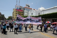 Lunes 8 de julio del 2013. Tuxtla Gutiérrez. Maestros del Bloque Democrático marchan por la avenida central de la capital del estado de Chiapas para celebrar su triunfo en las elecciones de los representantes estatales ante la SNTE y protestar en contra d