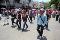 Lunes 8 de julio del 2013. Tuxtla Gutiérrez. Maestros del Bloque Democrático marchan por la avenida central de la capital del estado de Chiapas para celebrar su triunfo en las elecciones de los representantes estatales ante la SNTE y protestar en contra d