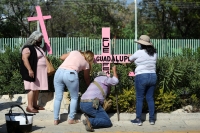 17012022. Tuxtla G. Familiares victimas de feminicidio, instalan una cruz conmemorativa en el Instituto del Deporte de Chiapas