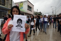 Miércoles 22 de octubre del 2014. Tuxtla Gutiérrez. Estudiantes y maestros se manifiestan marchando esta tarde en el oriente norte de la capital del estado de Chiapas en solidaridad por las familias de los desaparecidos de Ayotzinapa.