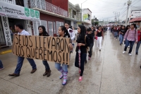 Miércoles 22 de octubre del 2014. Tuxtla Gutiérrez. Estudiantes y maestros se manifiestan marchando esta tarde en el oriente norte de la capital del estado de Chiapas en solidaridad por las familias de los desaparecidos de Ayotzinapa.