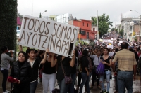 Miércoles 22 de octubre del 2014. Tuxtla Gutiérrez. Estudiantes y maestros se manifiestan marchando esta tarde en el oriente norte de la capital del estado de Chiapas en solidaridad por las familias de los desaparecidos de Ayotzinapa.