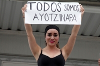 Miércoles 22 de octubre del 2014. Tuxtla Gutiérrez. Estudiantes y maestros se manifiestan marchando esta tarde en el oriente norte de la capital del estado de Chiapas en solidaridad por las familias de los desaparecidos de Ayotzinapa.