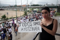 Miércoles 22 de octubre del 2014. Tuxtla Gutiérrez. Estudiantes y maestros se manifiestan marchando esta tarde en el oriente norte de la capital del estado de Chiapas en solidaridad por las familias de los desaparecidos de Ayotzinapa.