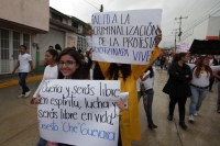 Miércoles 22 de octubre del 2014. Tuxtla Gutiérrez. Estudiantes y maestros se manifiestan marchando esta tarde en el oriente norte de la capital del estado de Chiapas en solidaridad por las familias de los desaparecidos de Ayotzinapa.