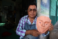 Viernes 6 de enero del 2017. Chiapa de Corzo. Las hábiles manos de los artesanos chiapanecas elaboran las mascaras y monteras de ixtle de los danzantes Parachicos