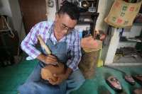 Viernes 6 de enero del 2017. Chiapa de Corzo. Las hábiles manos de los artesanos chiapanecas elaboran las mascaras y monteras de ixtle de los danzantes Parachicos