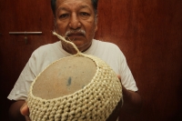 Viernes 6 de enero del 2017. Chiapa de Corzo. Las hábiles manos de los artesanos chiapanecas elaboran las mascaras y monteras de ixtle de los danzantes Parachicos