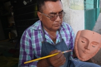 Viernes 6 de enero del 2017. Chiapa de Corzo. Las hábiles manos de los artesanos chiapanecas elaboran las mascaras y monteras de ixtle de los danzantes Parachicos