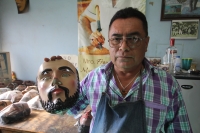 Viernes 6 de enero del 2017. Chiapa de Corzo. Las hábiles manos de los artesanos chiapanecas elaboran las mascaras y monteras de ixtle de los danzantes Parachicos