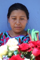 Martes 5 de mayo del 2015. Tuxtla Gutiérrez. DÃa de las Madres. Matilde, como muchas madres indÃgenas de las comunidades de San Lorenzo Zinacantan migra hacia las urbes del sureste de México , siempre acompañada de sus pequeños hijos para vender la produc Martes 5 de mayo del 2015. Tuxtla Gutiérrez. DÃa de las Madres. Matilde, como muchas madres indÃgenas de las comunidades de San Lorenzo Zinacantan migra hacia las urbes del sureste de México , siempre acompañada de sus pequeños hijos para vender la produc