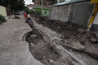 Miércoles 2 de mayo del 2012. Los trabajos de rehabilitación de la tubería del drenaje en las colonias del lado norte oriente de la ciudad continúan sin que los trabajadores de obras públicas municipales los atiendan.