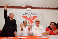 Viernes 11 de octubre del 2013. Tuxtla Gutiérrez. Dante Delgado Acompaña a María Elena Orantes y a Emilia González durante la inauguración del edificio de esta organización política en la capital de Chiapas.