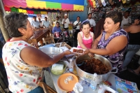 Sábado 5 de mayo del 2012. Con una modesta fiesta, los locatarios del mercado 5 de Mayo celebran este día.