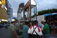 Los locatarios del Nuevo Mercado Juan Sabines llevan el equipo y enseres para las instalaciones recién remodeladas y dejan libre la plaza central de la ciudad la cual también será remodelada .