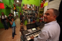 Jueves 2 de agosto del 2012. Tuxtla Gutiérrez, Chiapas. Locatarios del mercado del centro celebran este día con austeridad contrastando con los festejos de años pasados donde la asistencia de las autoridades municipales y estatales fuera obligada.