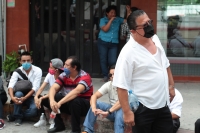 Lunes 27 de abril del 2020. Tuxtla Gutiérrez. Meseros y trabajadores de restoranes protestan este medio día en la plaza central de la ciudad pidiendo que se les ayude con los recursos económicos de ayuda durante esta contingencia del Coronavirus.
