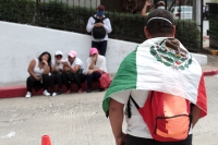 Lunes 27 de abril del 2020. Tuxtla Gutiérrez. Meseros y trabajadores de restoranes protestan este medio dÃa en la plaza central de la ciudad pidiendo que se les ayude con los recursos económicos de ayuda durante esta contingencia del Coronavirus. Lunes 27 de abril del 2020. Tuxtla Gutiérrez. Meseros y trabajadores de restoranes protestan este medio dÃa en la plaza central de la ciudad pidiendo que se les ayude con los recursos económicos de ayuda durante esta contingencia del Coronavirus.