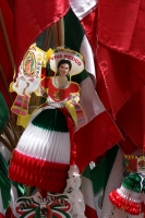 Martes 31 de agosto. La ciudad de Tuxtla continua vistiéndose con los colores patrios al empezar a acercarse las fechas conmemorativas de septiembre.