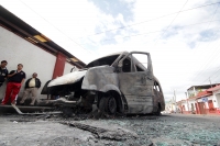Viernes 4 de diciembre del 2015. Chiapa de Corzo. Peritos de la PGJE-Chiapas investigan el incendio donde se afectara una docena de microbuses que prestan el servicio de transporte colectivo hacia la capital del estado de Chiapas.