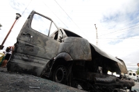 Viernes 4 de diciembre del 2015. Chiapa de Corzo. Peritos de la PGJE-Chiapas investigan el incendio donde se afectara una docena de microbuses que prestan el servicio de transporte colectivo hacia la capital del estado de Chiapas.
