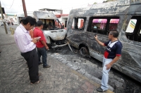 Viernes 4 de diciembre del 2015. Chiapa de Corzo. Peritos de la PGJE-Chiapas investigan el incendio donde se afectara una docena de microbuses que prestan el servicio de transporte colectivo hacia la capital del estado de Chiapas.