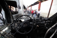Viernes 4 de diciembre del 2015. Chiapa de Corzo. Peritos de la PGJE-Chiapas investigan el incendio donde se afectara una docena de microbuses que prestan el servicio de transporte colectivo hacia la capital del estado de Chiapas.