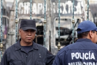 Viernes 4 de diciembre del 2015. Chiapa de Corzo. Peritos de la PGJE-Chiapas investigan el incendio donde se afectara una docena de microbuses que prestan el servicio de transporte colectivo hacia la capital del estado de Chiapas.
