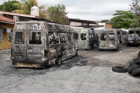 Viernes 4 de diciembre del 2015. Chiapa de Corzo. Peritos de la PGJE-Chiapas investigan el incendio donde se afectara una docena de microbuses que prestan el servicio de transporte colectivo hacia la capital del estado de Chiapas.