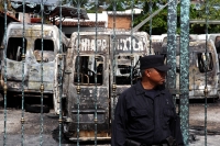 Viernes 4 de diciembre del 2015. Chiapa de Corzo. Peritos de la PGJE-Chiapas investigan el incendio donde se afectara una docena de microbuses que prestan el servicio de transporte colectivo hacia la capital del estado de Chiapas.