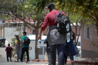 20210415. Tuxtla G. Migrantes centroamericanos son asaltados y abandonados en la capital chiapaneca, continúan su viaje después de recibir la ayuda de colonos en el poniente de la ciudad