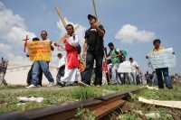 Jueves 21 de abril. Arriaga. Por segundo día continua el Viacrucis organizado por organizaciones de ayuda a migrantes en las vías del tren en la ciudad de Arriaga, Chiapas. Esta representación de la Pasión de Cristo inicio el día de ayer en Tecun Uman, Gu