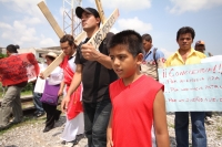 Jueves 21 de abril. Arriaga. Por segundo día continua el Viacrucis organizado por organizaciones de ayuda a migrantes en las vías del tren en la ciudad de Arriaga, Chiapas. Esta representación de la Pasión de Cristo inicio el día de ayer en Tecun Uman, Gu