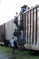 Martes 23 de julio del 2013. Arriaga, Chiapas. La víspera de este día, jóvenes centroamericanos corren sobre las vías del tren para alcanzar los vagones que los llevara a continuar su tránsito hacia la frontera norte.